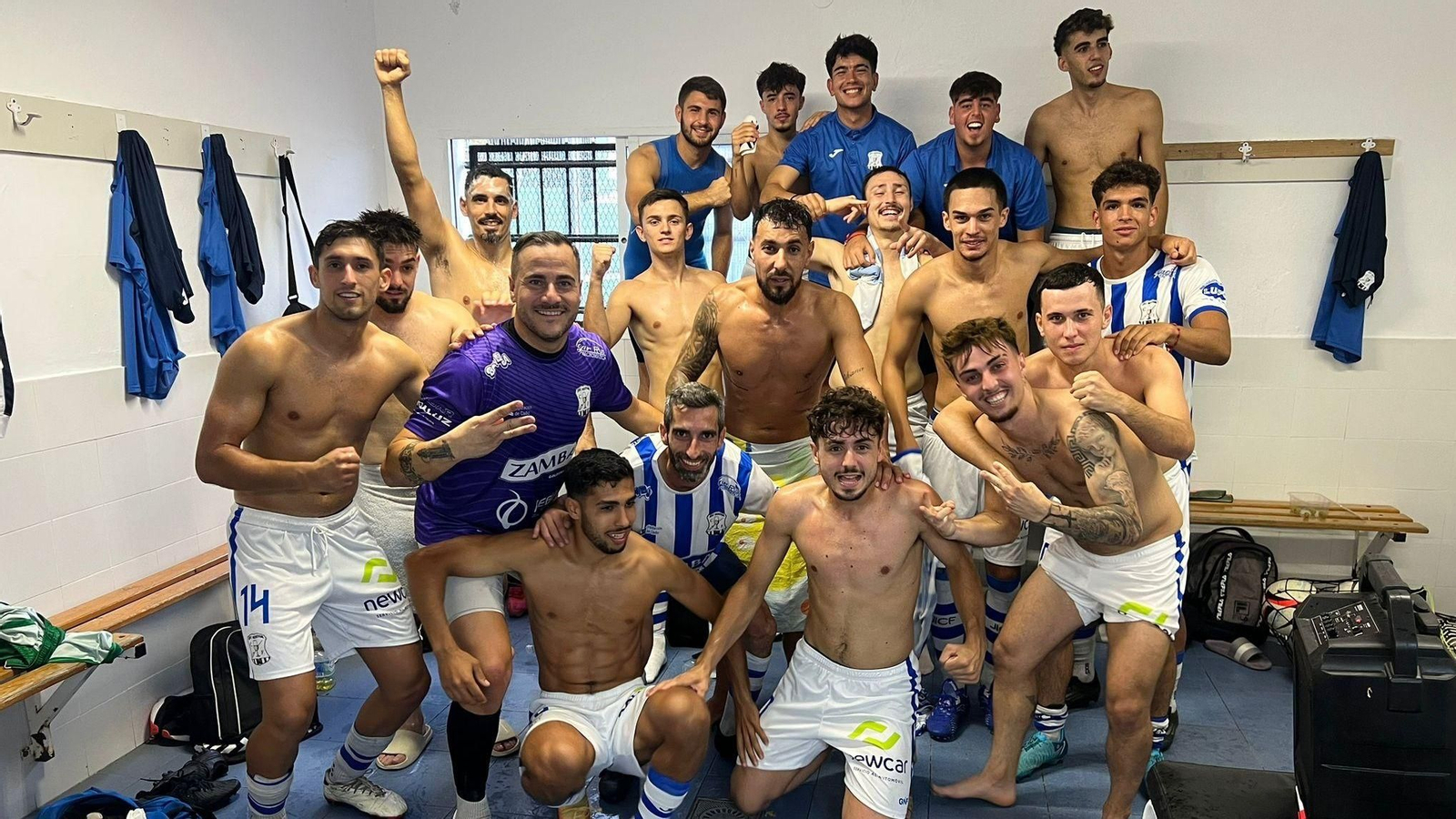 Los jugadores del Jerez Industrial celebran su victoria en Barbate por 0-2.