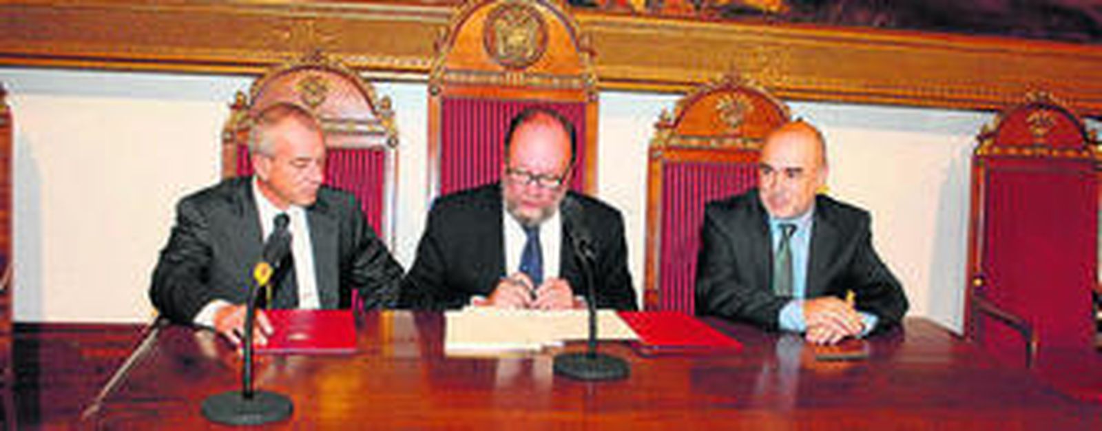 El rector de la UGR firmó ayer con Lo Mónaco el acuerdo de colaboración.