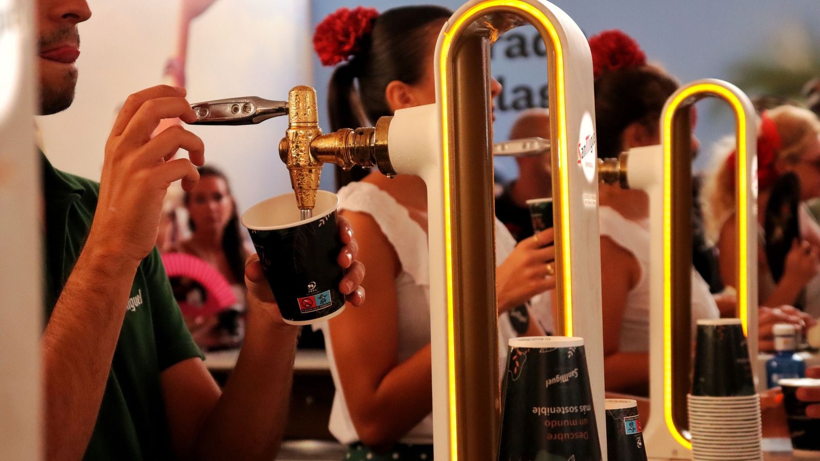 Empleados sirviendo cerveza en una caseta del Centro.