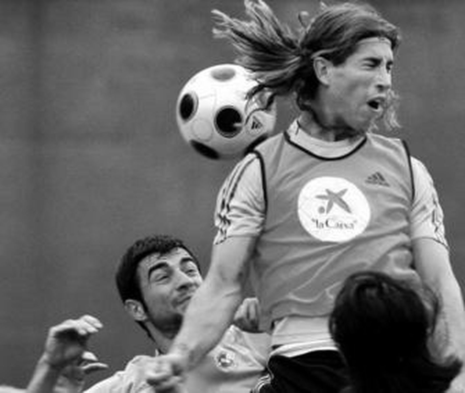 Sergio Ramos salta con fuerza entre Albiol y De la Red.