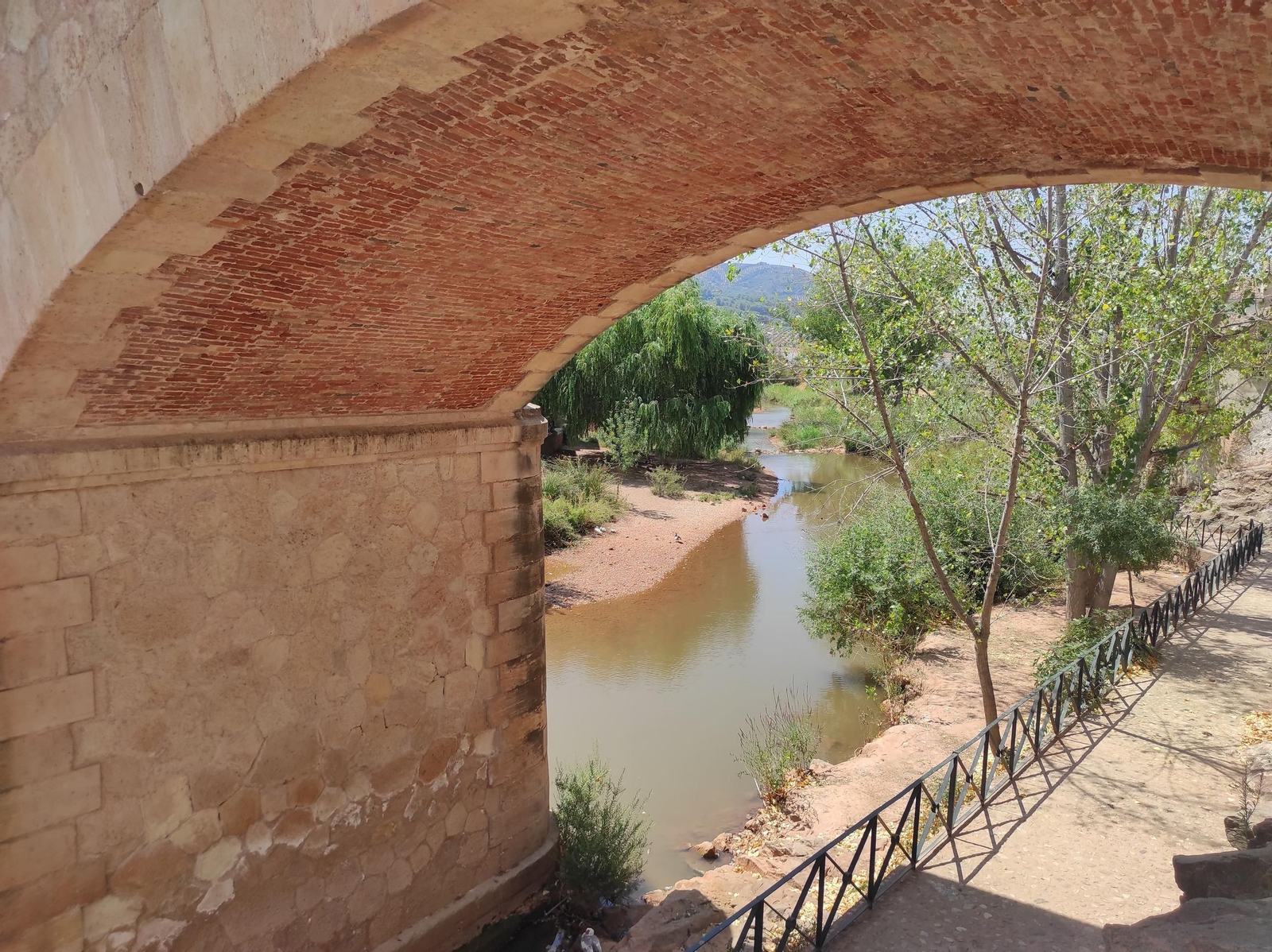 Disfruta de un paseo a orillas del río Guadalimar lleno de arte y rincones únicos.