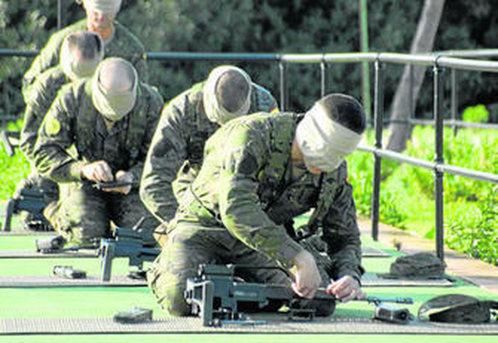 Alumnos del CEFOT-2 montando y desmontando el fusil con los ojos tapados, otra de las pruebas que tienen que superar.