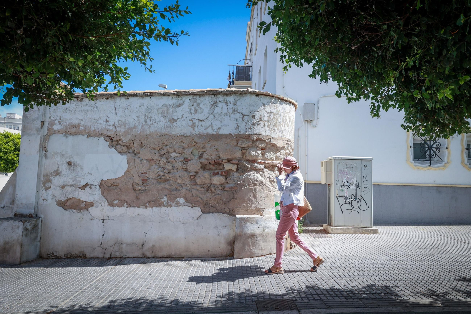 Muro deteriorado en la avenida de San Severiano, cerca de la Comandancia de la Guardia Civil y justo antes de la esquina con la calle Juan Manzorro.