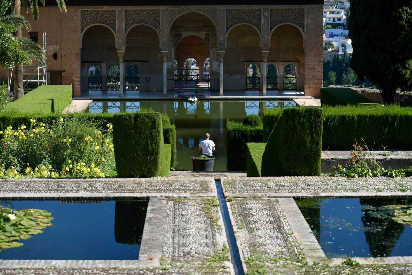 Turistas en la Alhambra durante el pasado mes de junio.