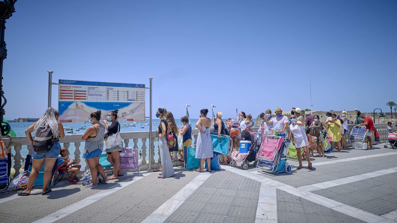 Imágenes inéditas en La Caleta con colas para entrar al completarse el aforo