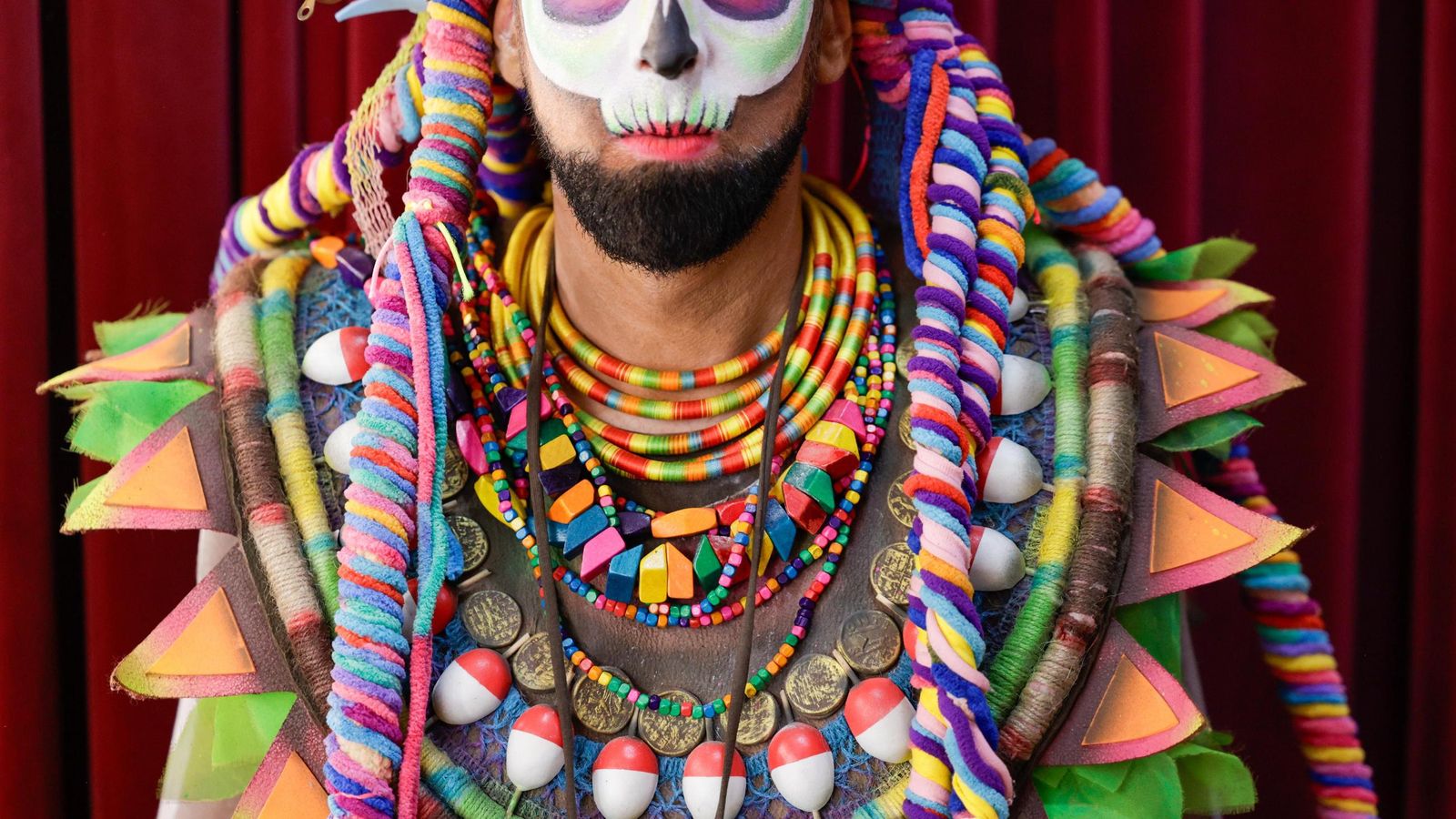 Viyuelas de pescar en los abalorios del cuello del Seíto, hechicero de la tribu.
