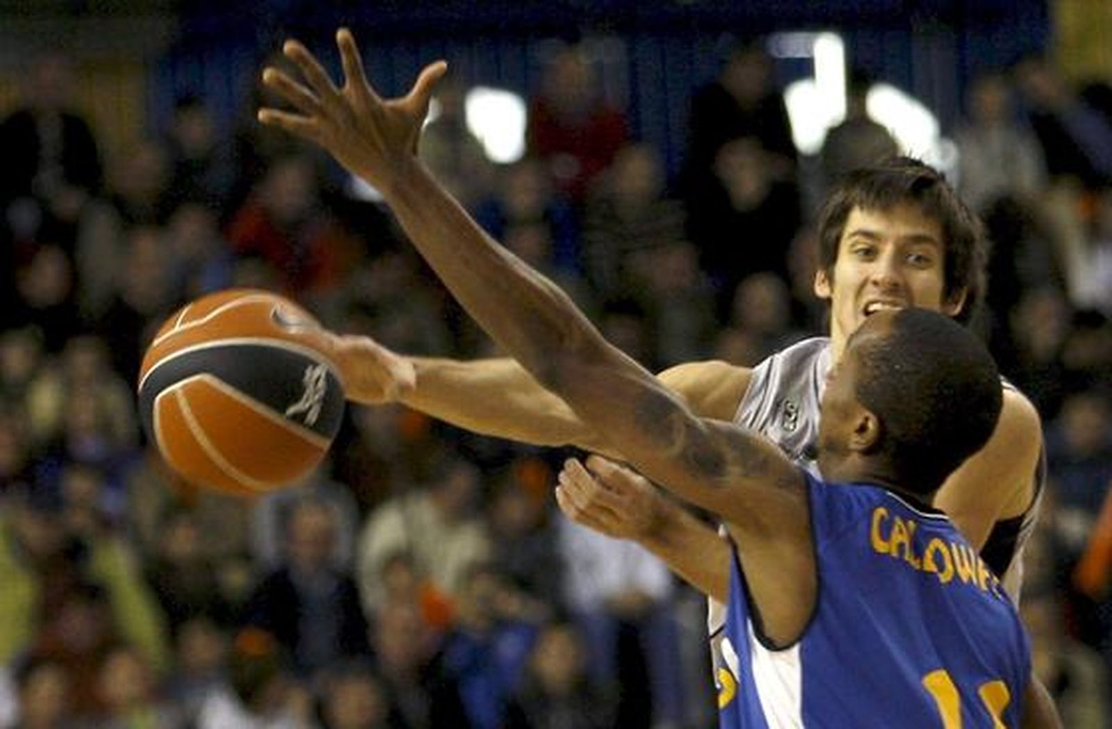 Calloway bloquea un pase del jugador del Juventut Valters. / EFE