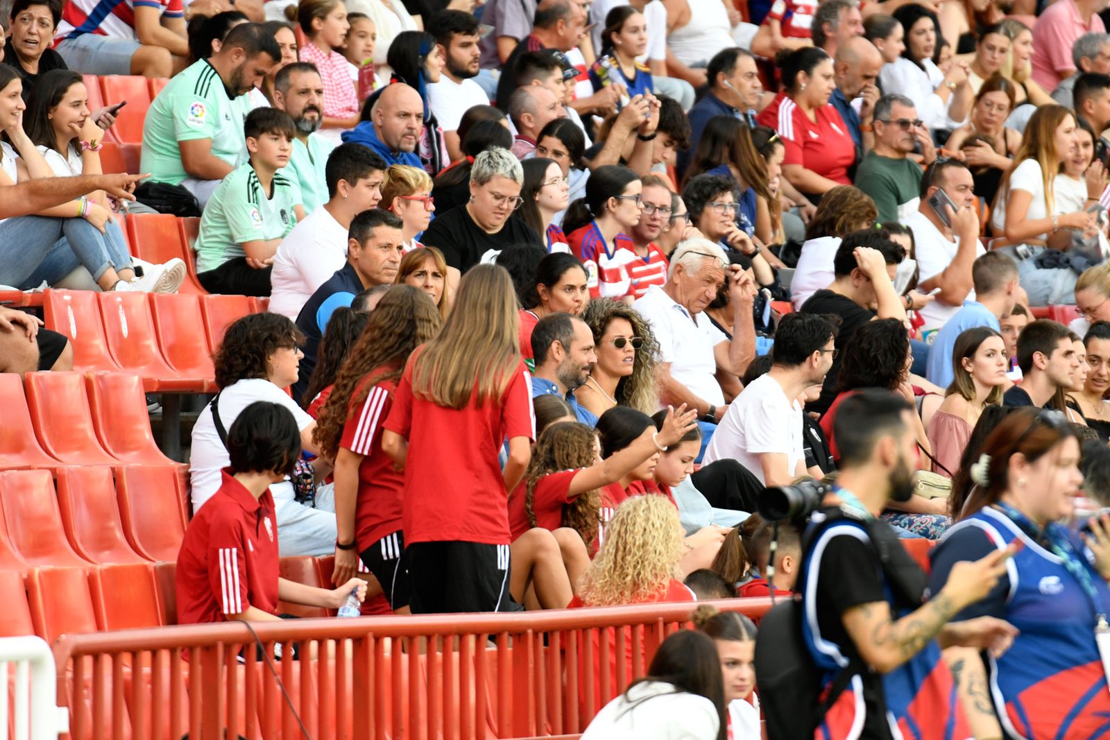 Encuéntrate en las gradas de Los Cármenes en el partido del Granada CF femenino