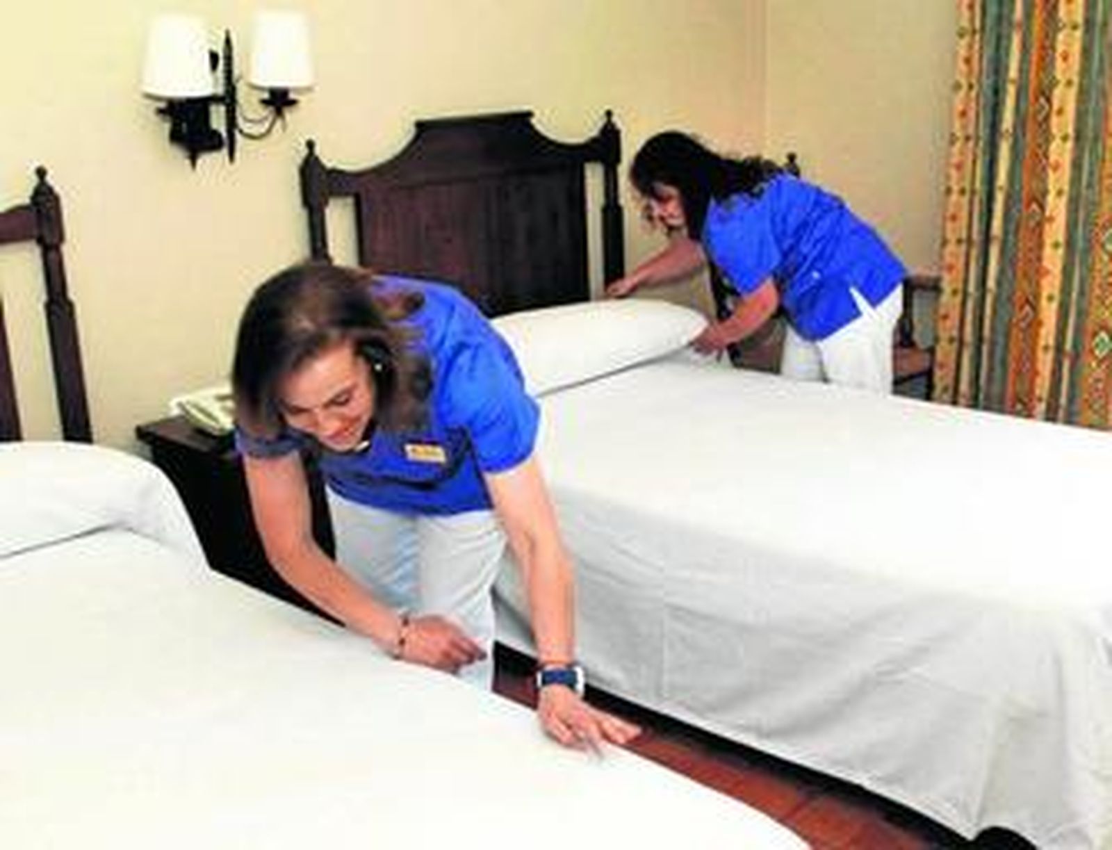 Camareras de piso retocando, ayer, las habitaciones del complejo que ya tiene reservas para este fin de semana.