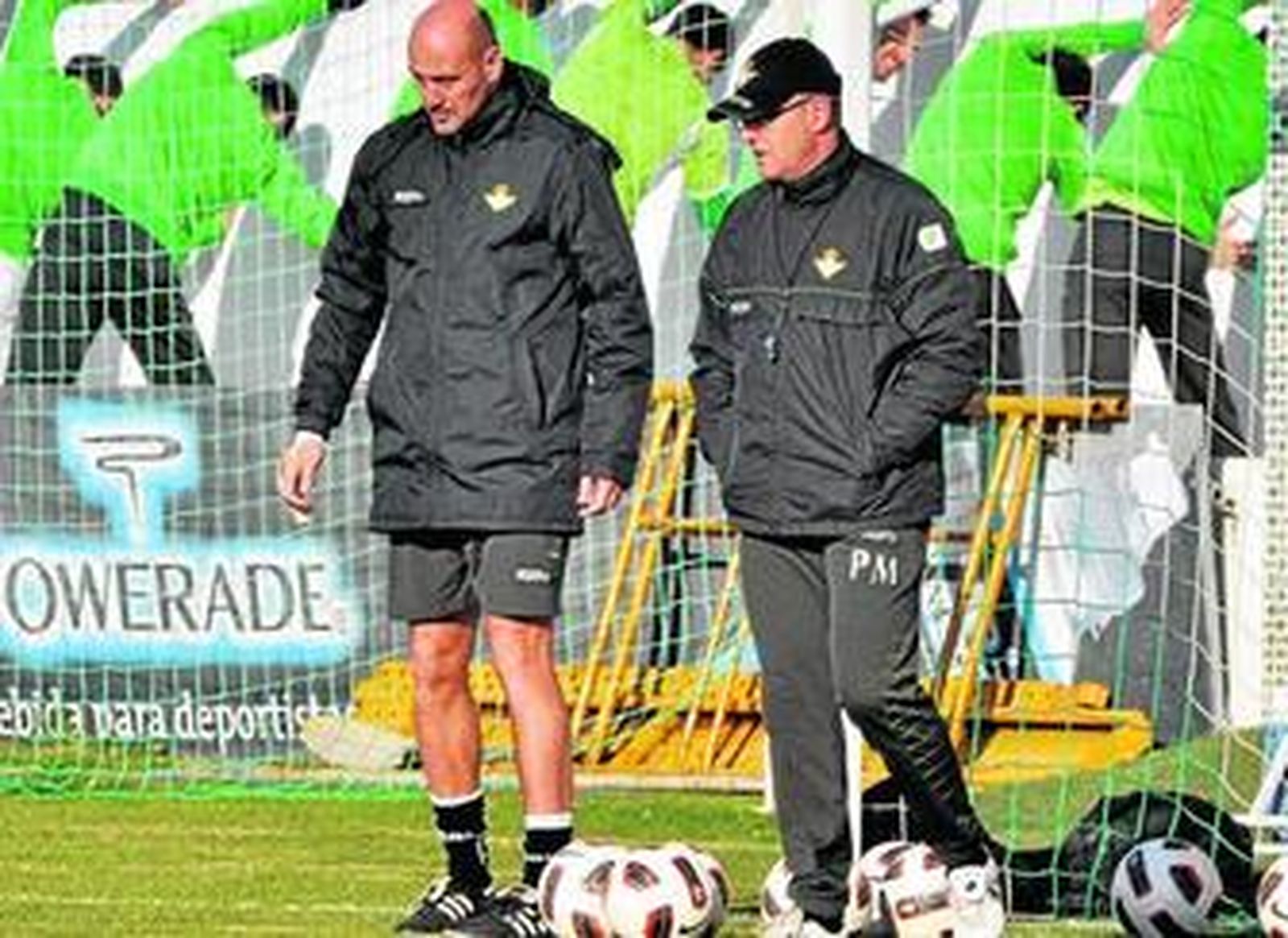 Pepe Mel dialoga con su segundo, Roberto Ríos, en el entrenamiento.