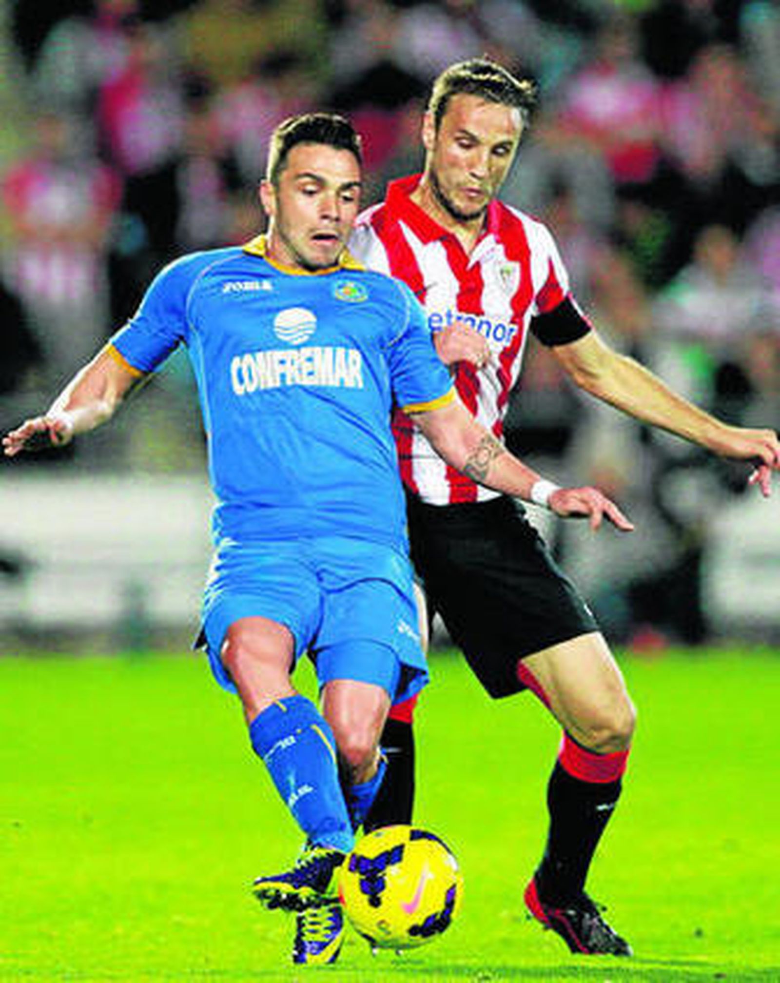 Colunga es presionado por Gurpegi.