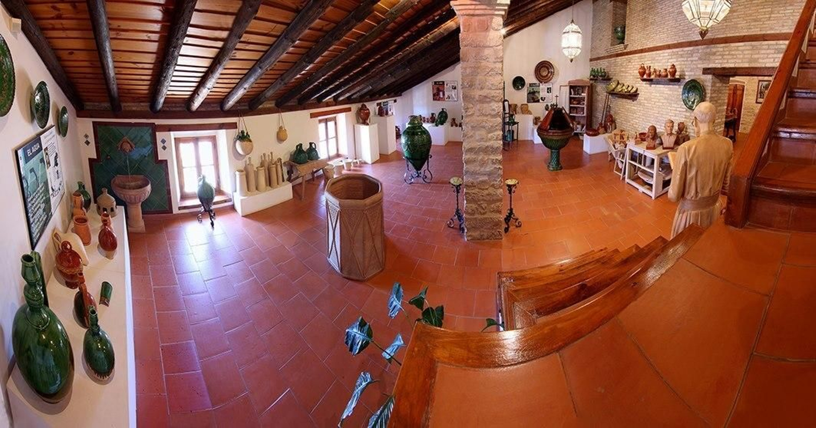 El museo alberga reproducciones de las piezas tradicionales de la alfarería ubetense así como piezas tan curiosas como una pila bautismal, una paridera o incluso una bañera.