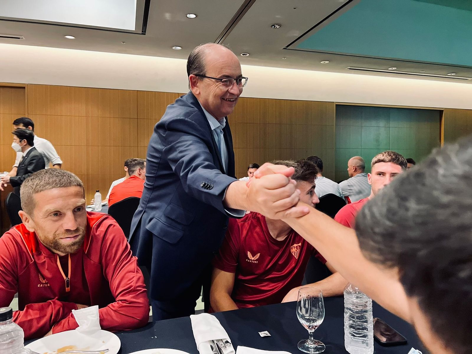 Castro saluda a los jugadores a su llegada a Corea.