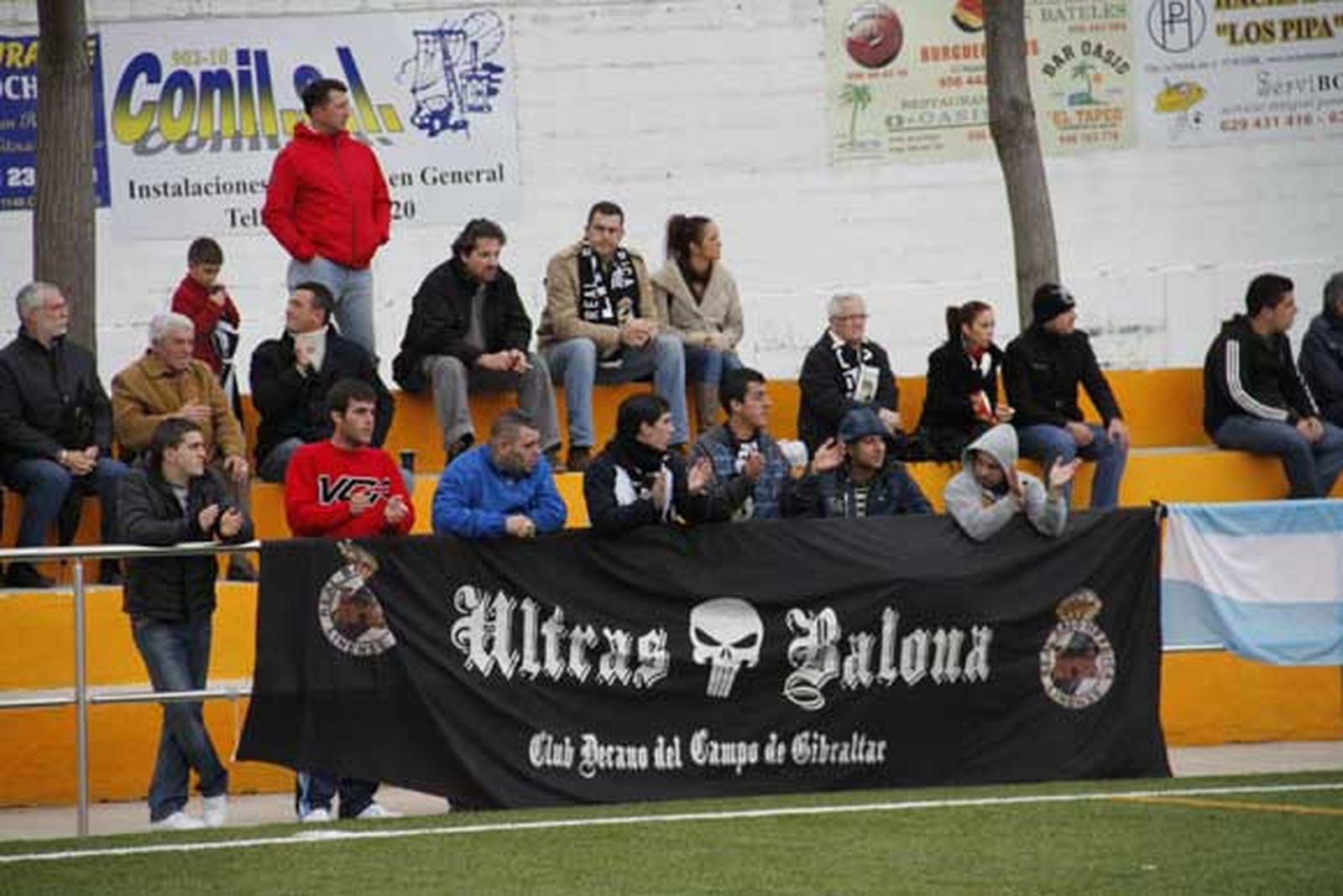 La Balompédica empata en Conil y no logra alcanzar la primera plaza, a tiro tras el tropiezo del Pozoblanco./Fotos: Aragón Pina

Foto: Aragon Pina