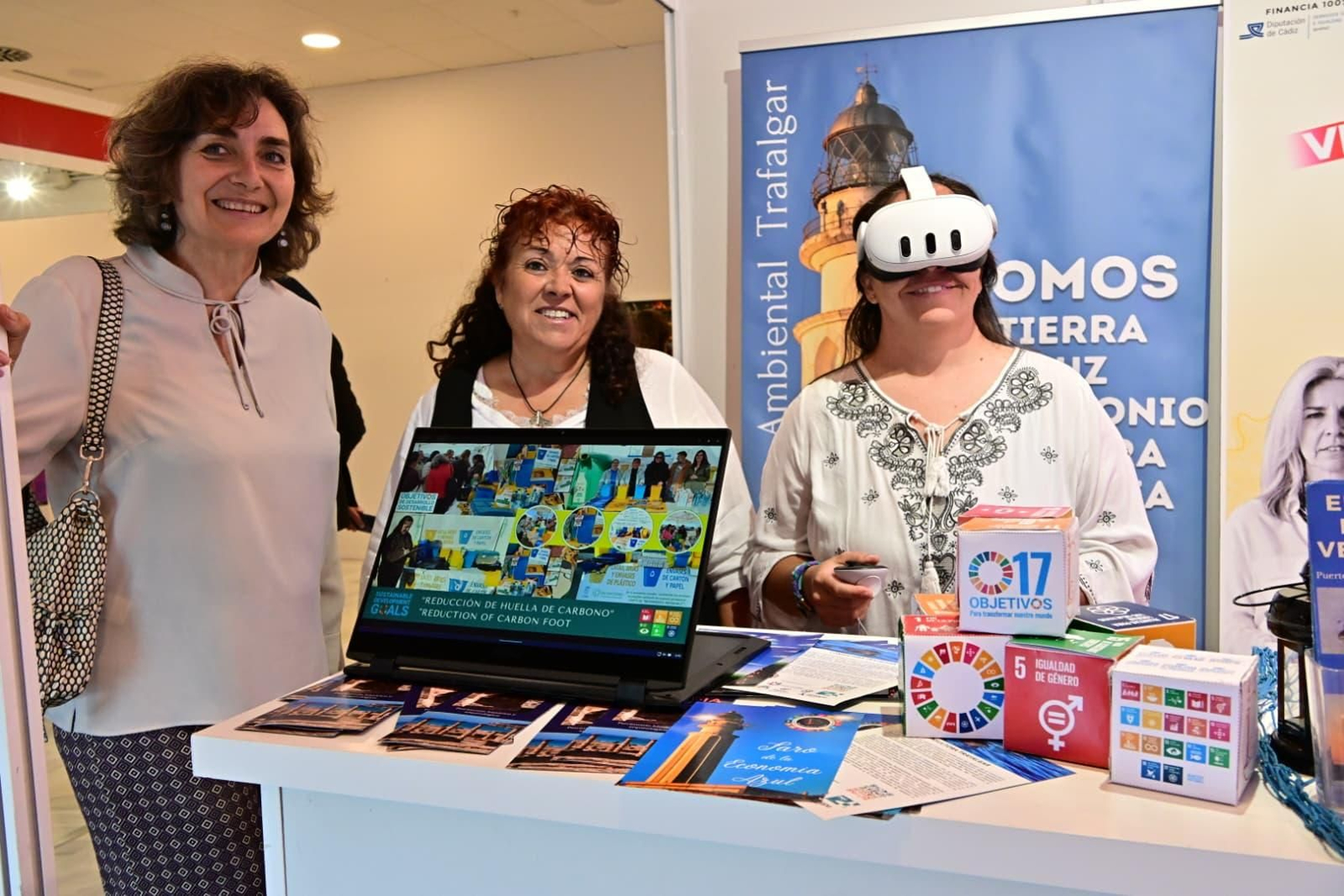 Dori Iglesias, en el centro, y Ana Isabel Lorenzo, con las gafas virtuales, en la VII Feria de Mujeres Empresarias de Cádiz.