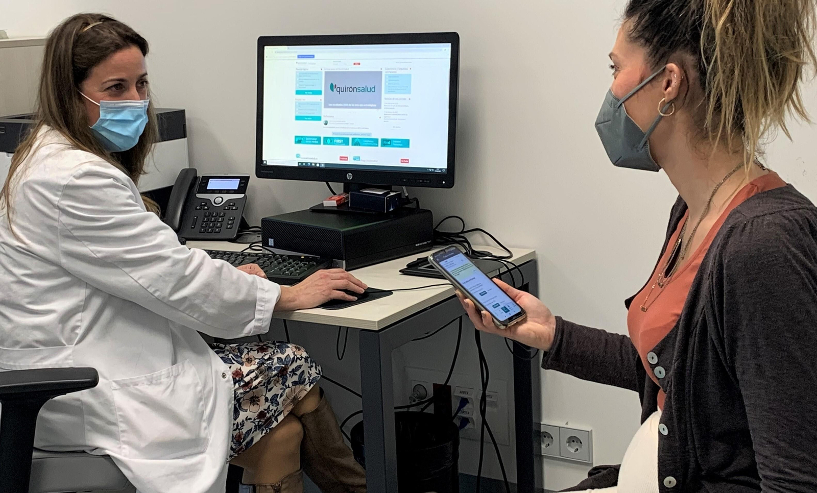 Una paciente embarazada en una consulta de Quirónsalud.