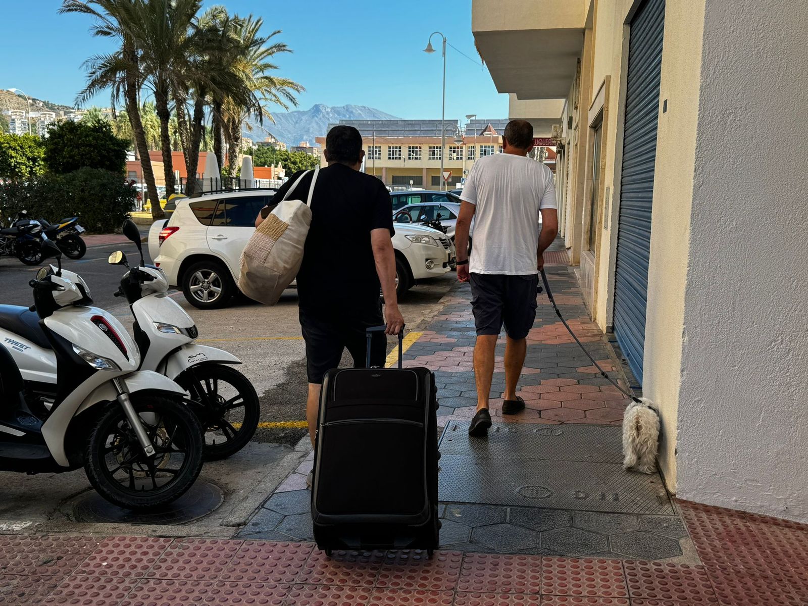 Una persona sale de un hotel de Almuñécar tras finalizar sus vacaciones