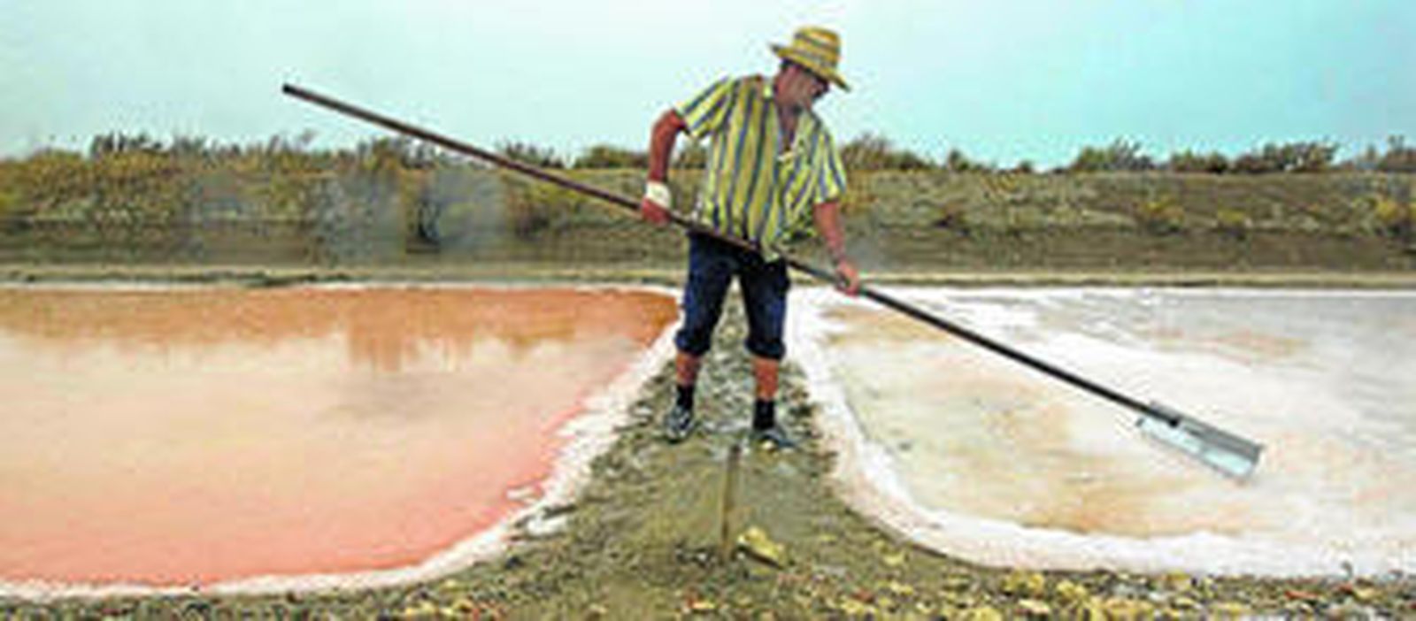 Un hombre trabaja en una salina artesanal en Puerto Real.