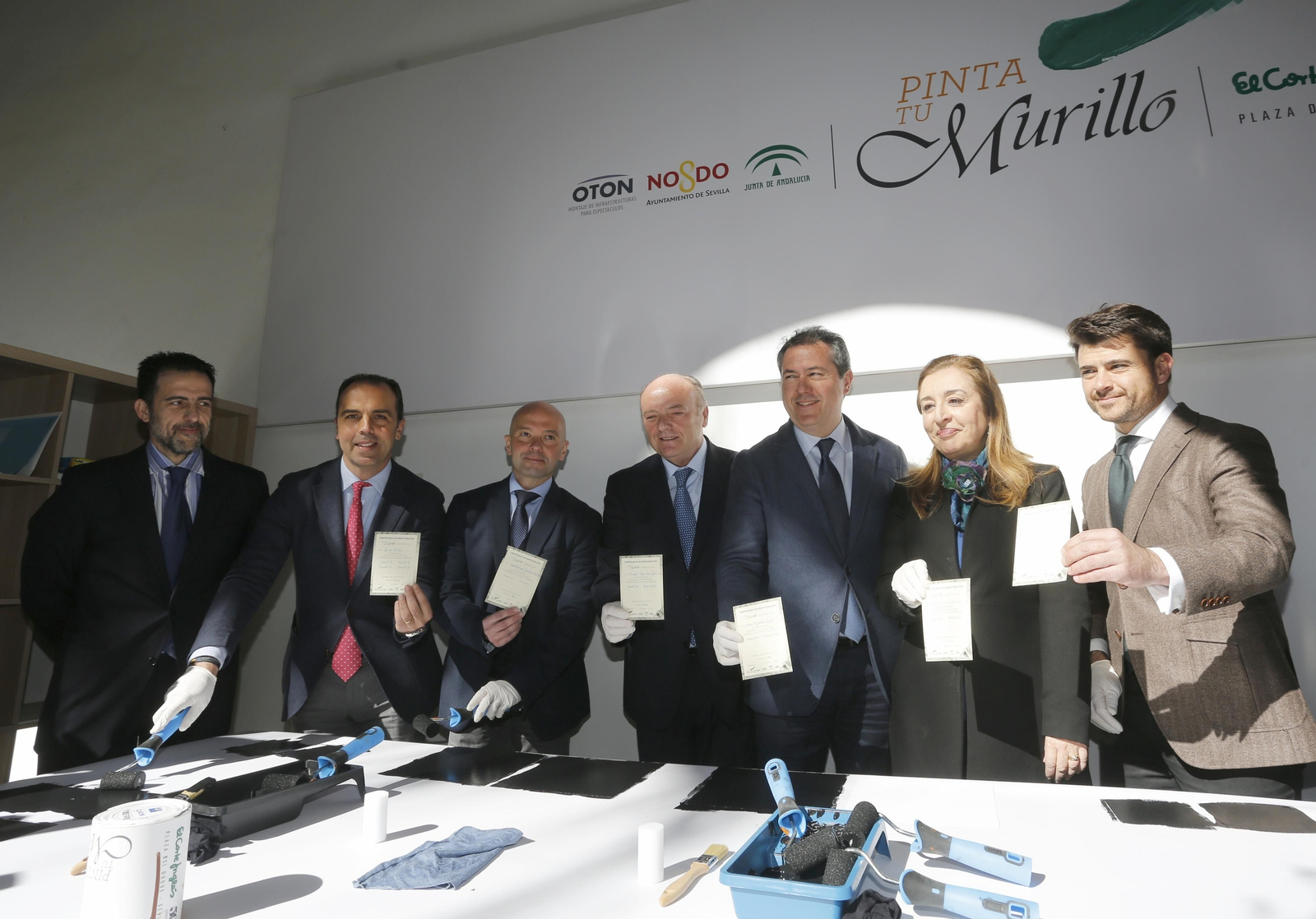 Representantes institucionales posan con las acreditaciones de haber participado en el mosaico