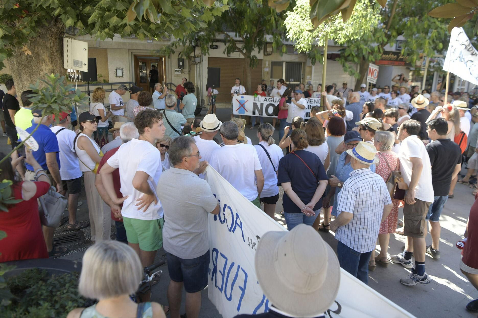 Así se han manifestado por las calles de Padul en contra de la embotelladora de Cijancos