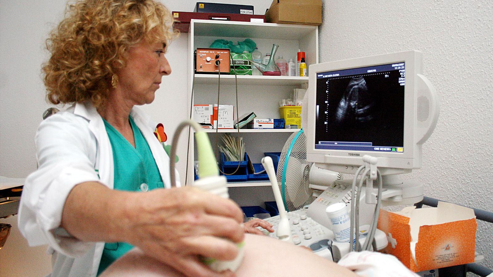 Ecografía a una embarazada.
