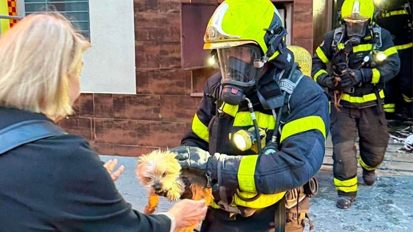 Aparatoso incendio en Chiclana: una persona atendida por inhalación de ...