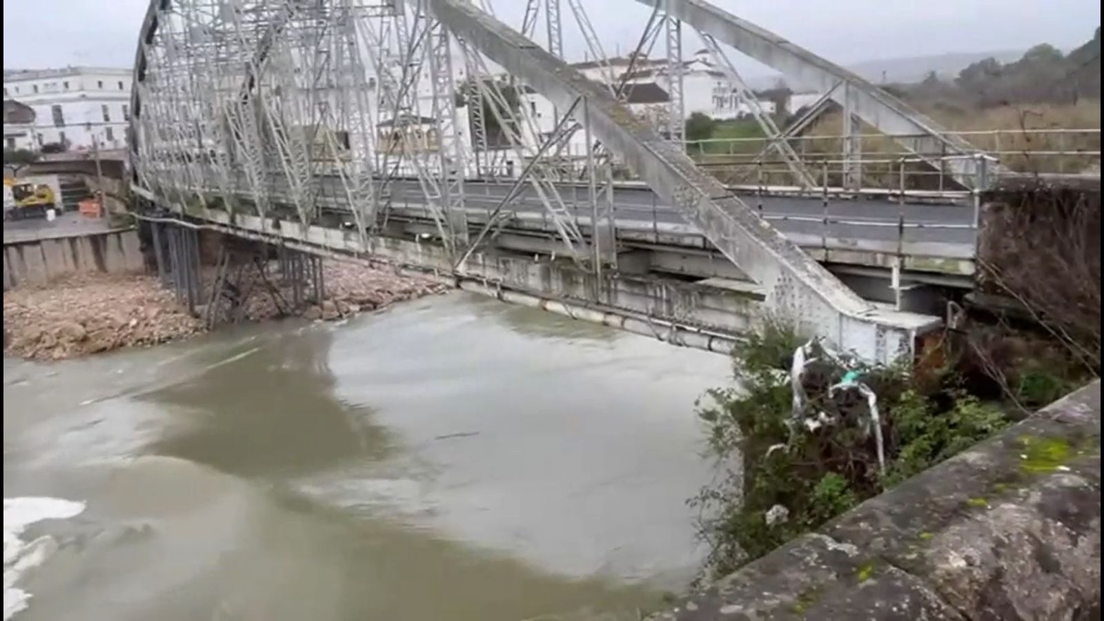 Así se encuentra el Puente de Hierro de Arcos