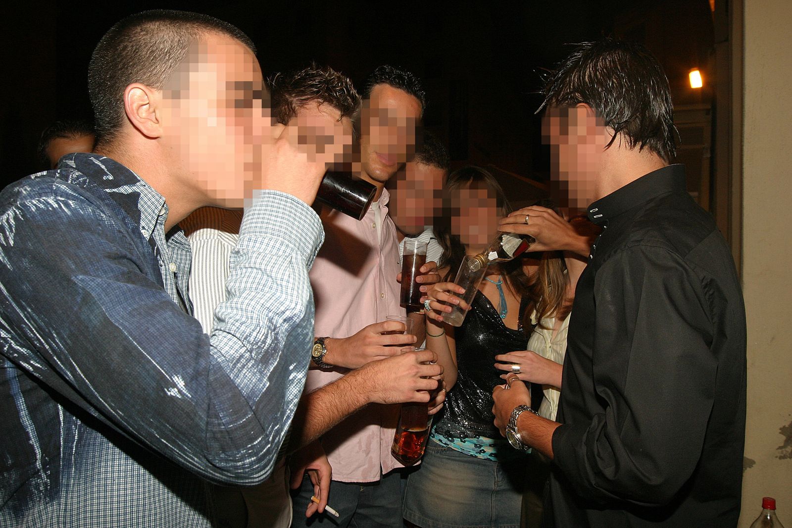 E botellón, uno de los hábitos que hace que los jóvenes se inicen cada vez más temprano en el alcohol.