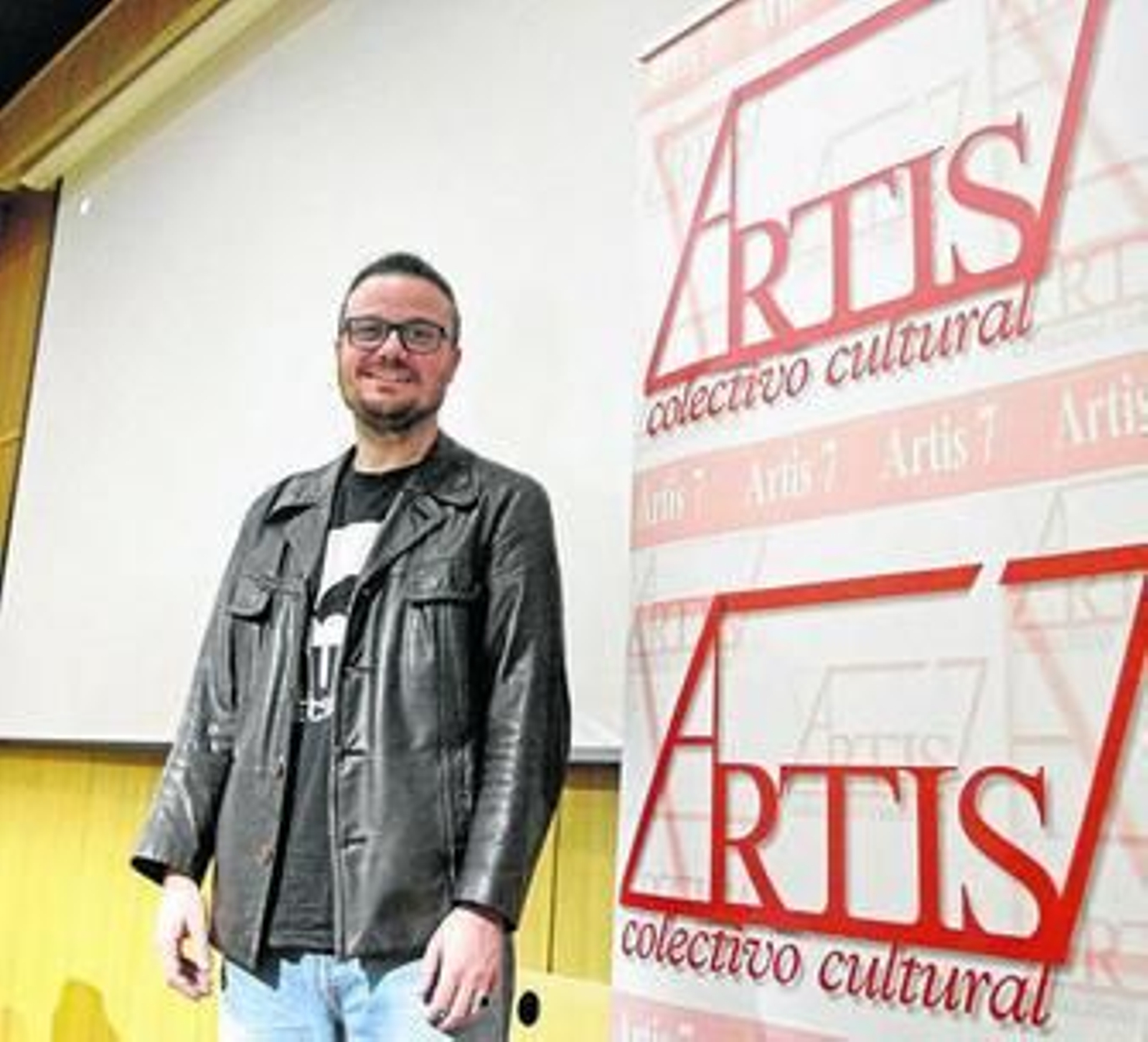 Imagen del director de la película, Ignacio Estaregui, ayer en Algeciras con el colectivo Artis 7.