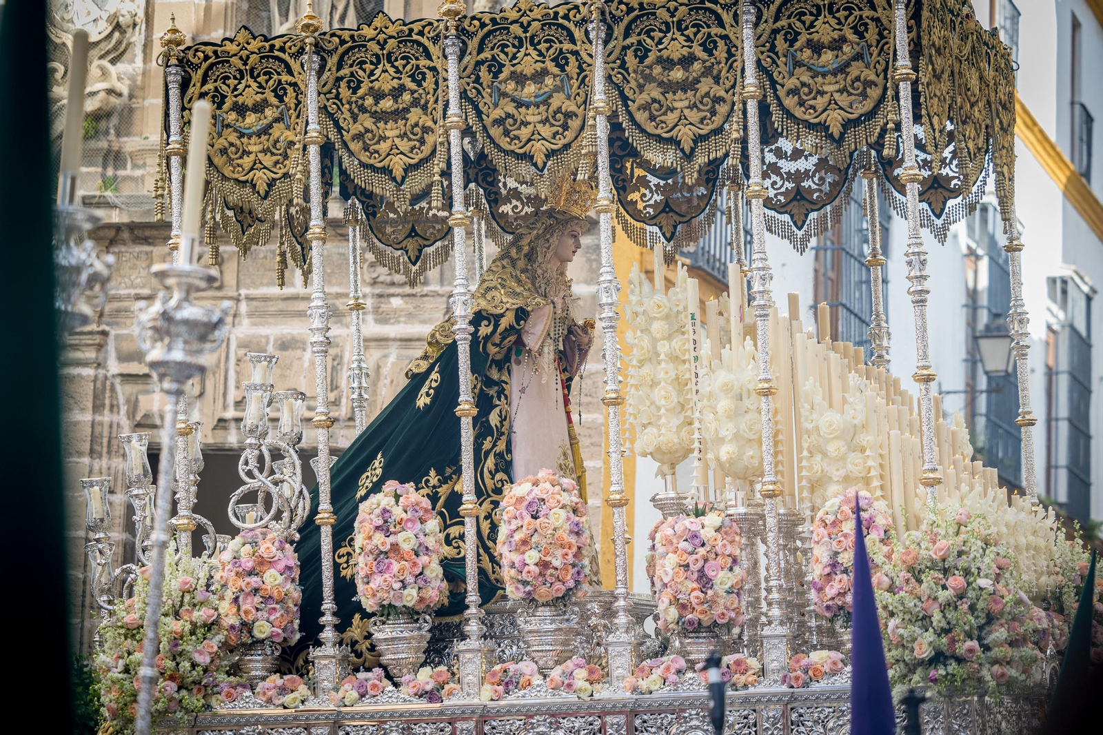 Imágenes de la salida de Cigarreras en la Semana Santa de Cádiz 2025