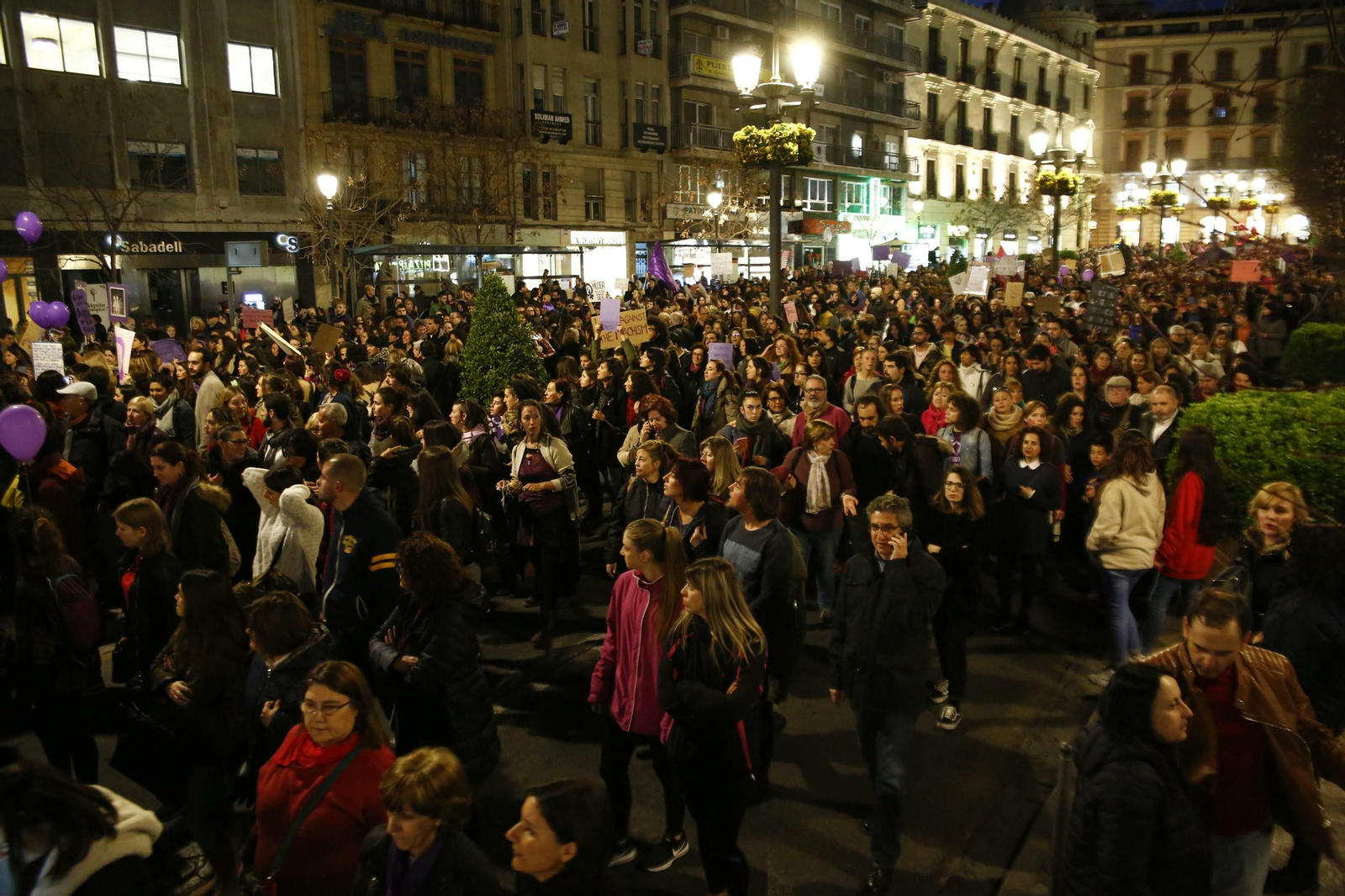 Granada se tiñe de morado con la ola feminista