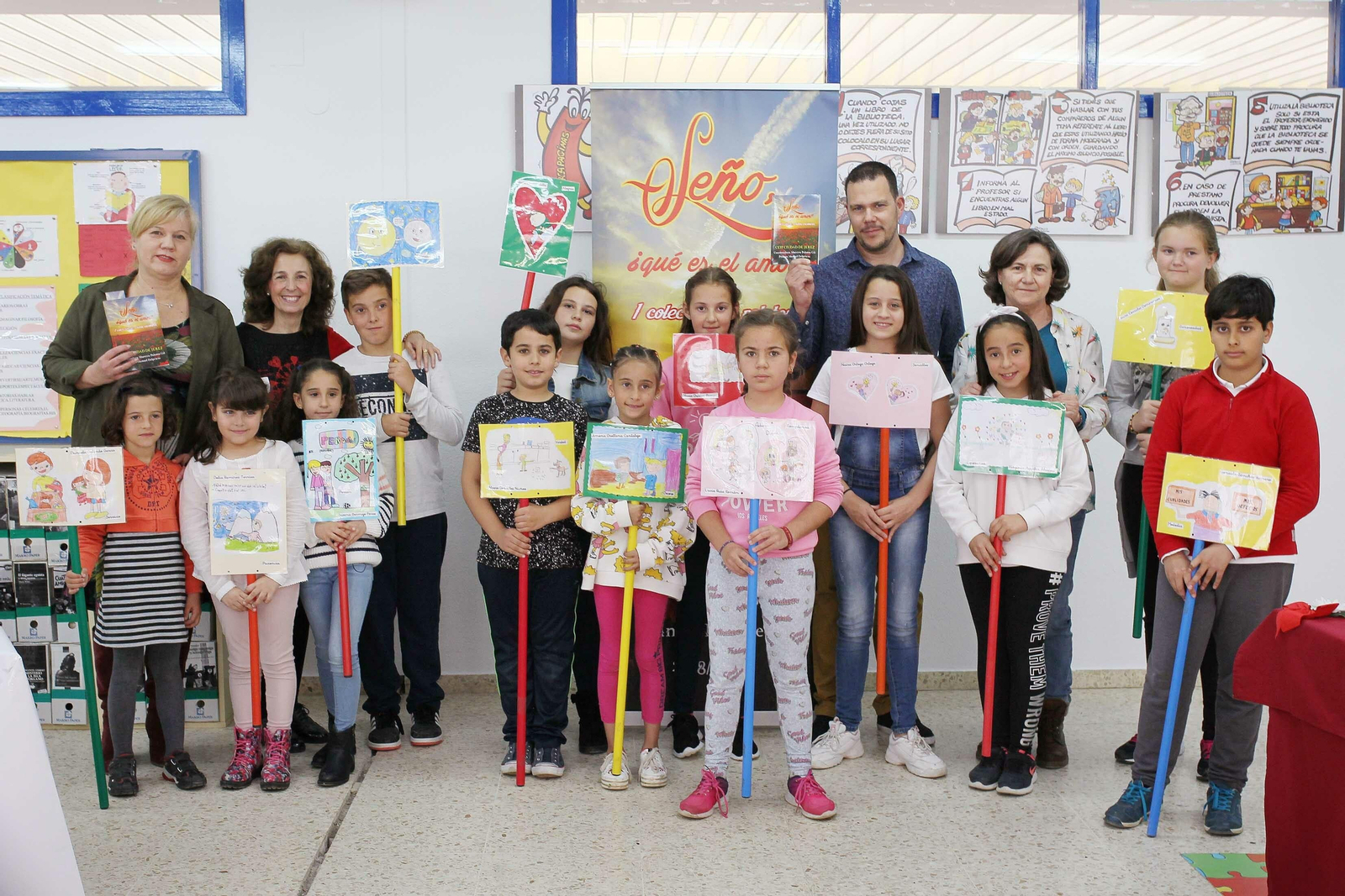 Alumnos y profesores posan los trabajos realizados.