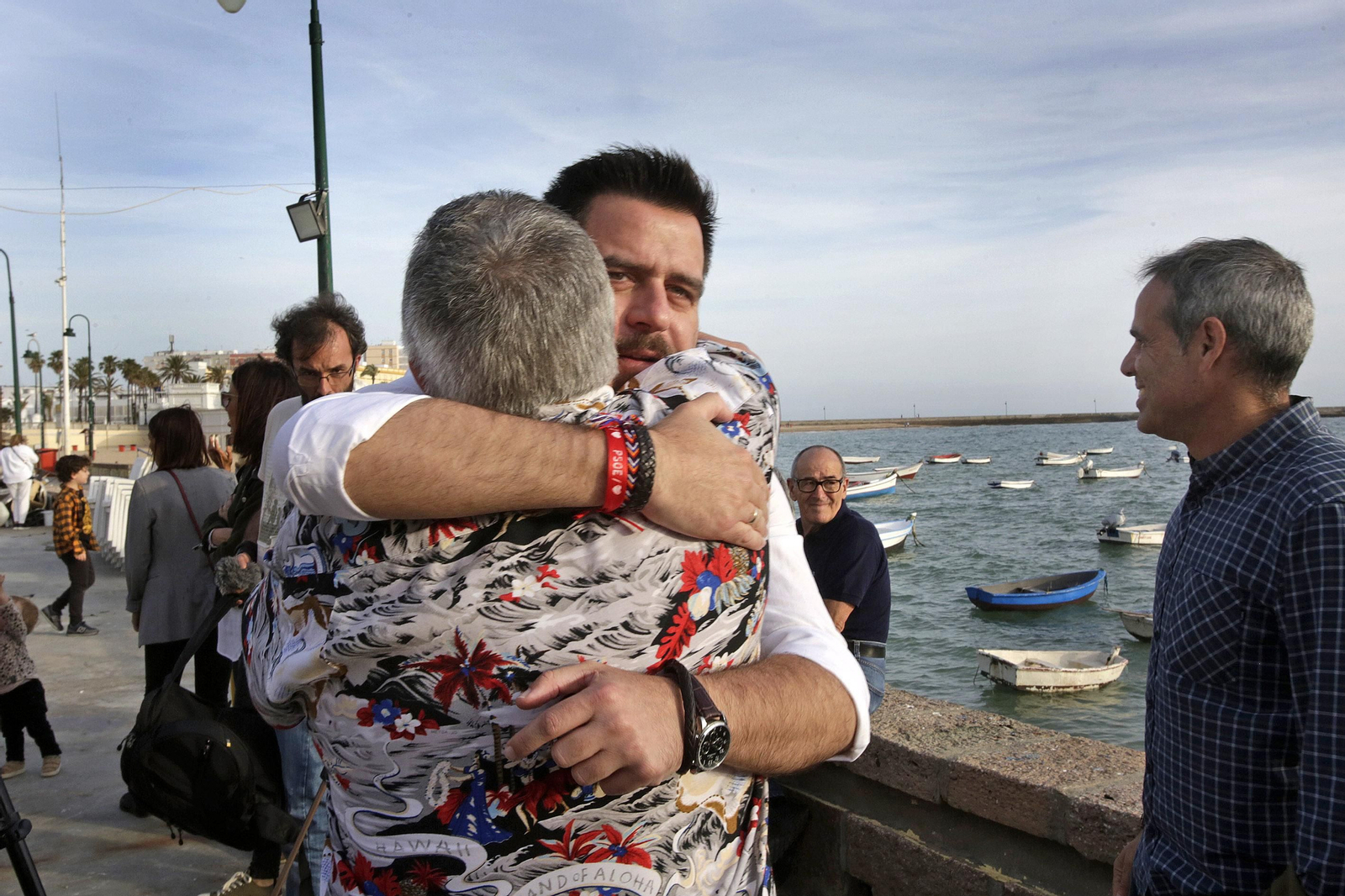 Fran González se abraza a un militante tras su intervención emocionada ante los militantes.