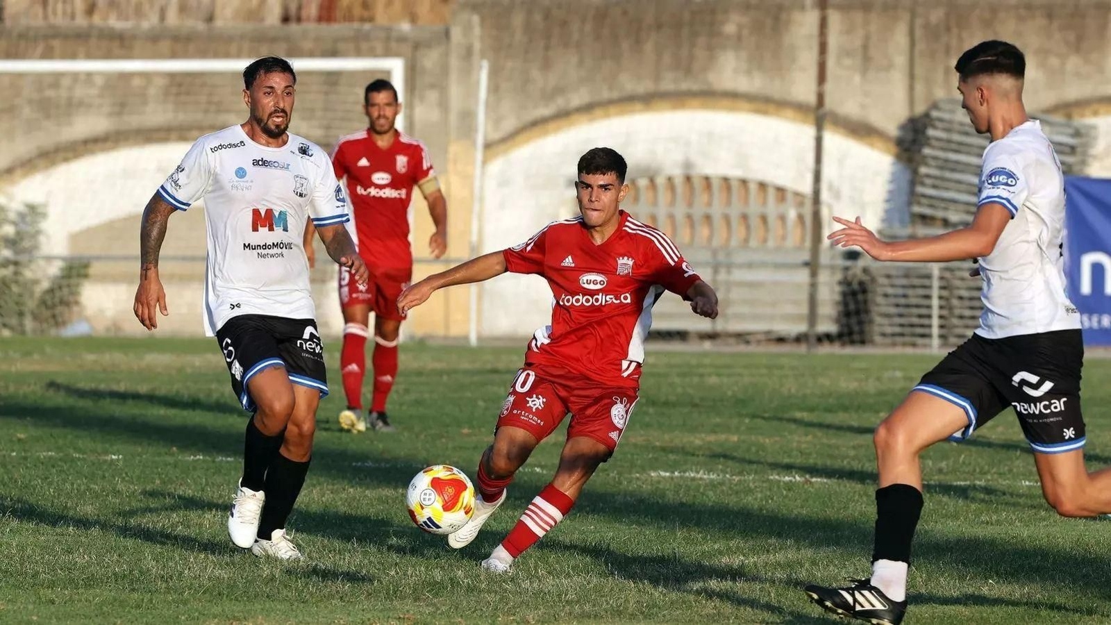 Jaime Fuentes golpea el balón en un lance del partido del Xeez CD ante el Jerez Industrial.