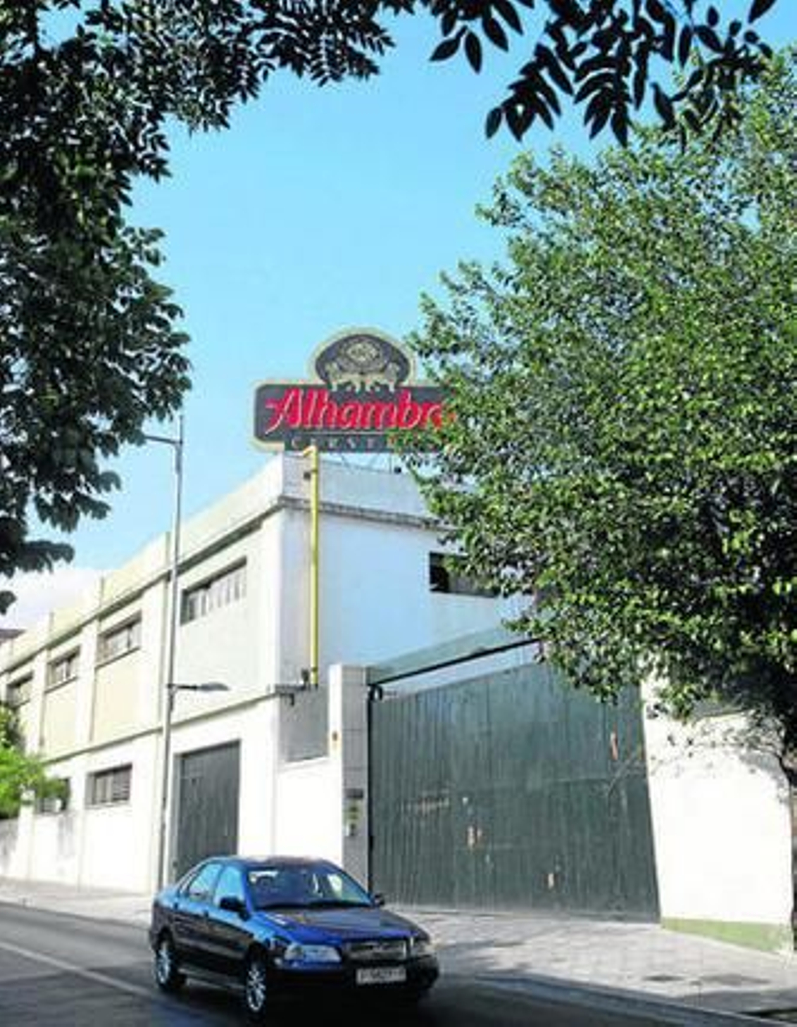 Un coche circula por una de las calles que rodea a la fábrica granadina.