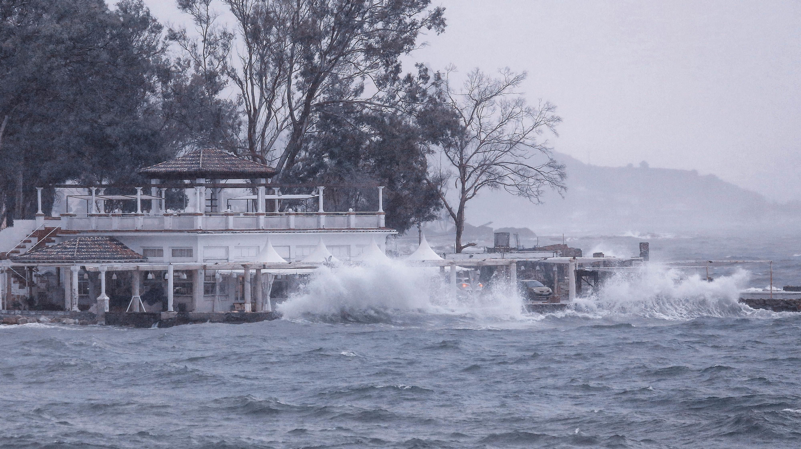Las olas rompen en los Baños del Carmen.