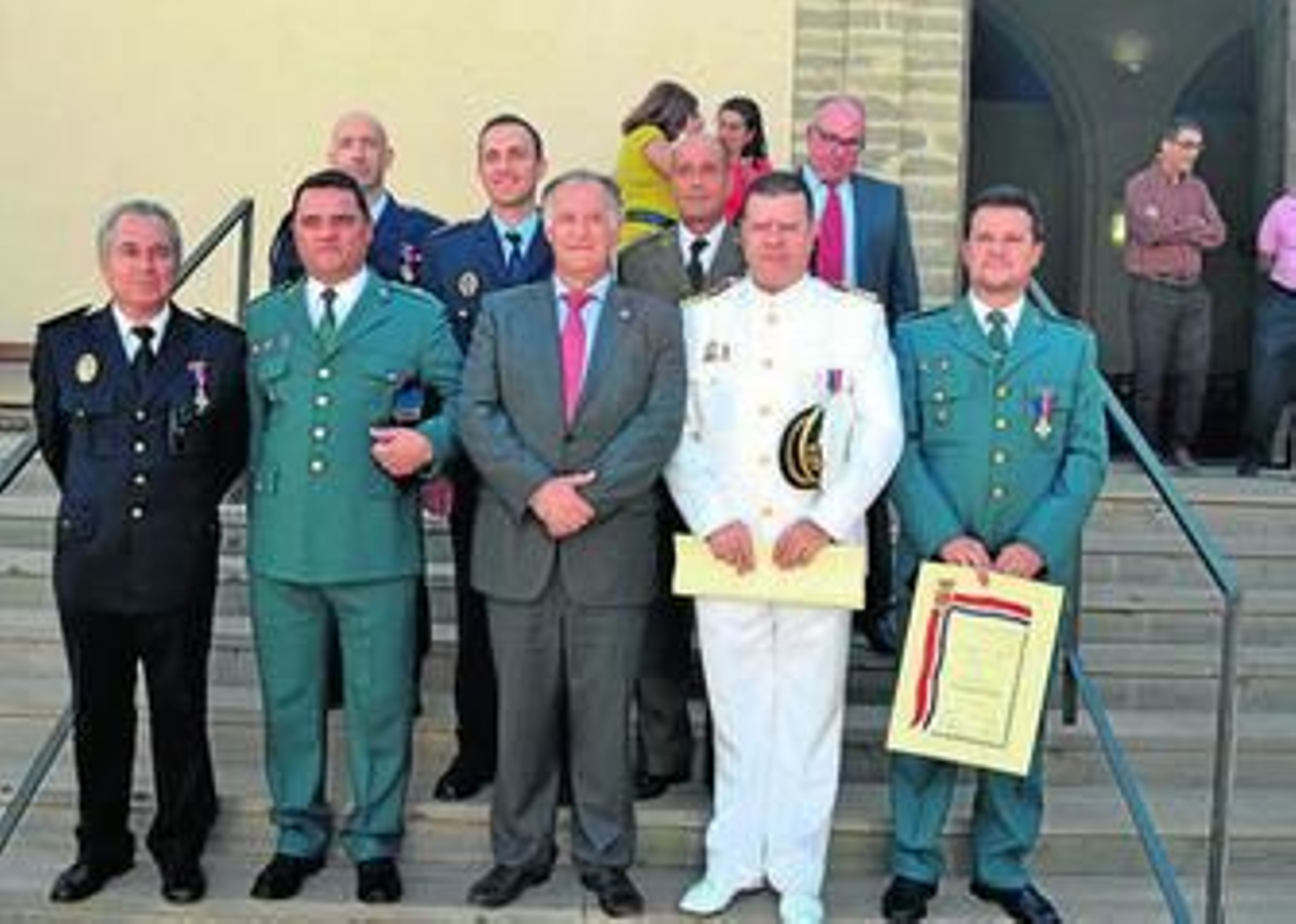 Gil con los galardonados, ayer en la iglesia de Santa María.