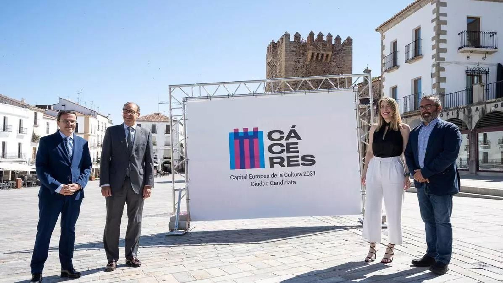 La presidenta de la Junta de Extremadura, María Guardiola, con los presidentes de las diputaciones de Cáceres y de Badajoz y el alcalde de la ciudad de Cáceres, Rafael Mateos, en la presentación del logotipo de la candidatura.