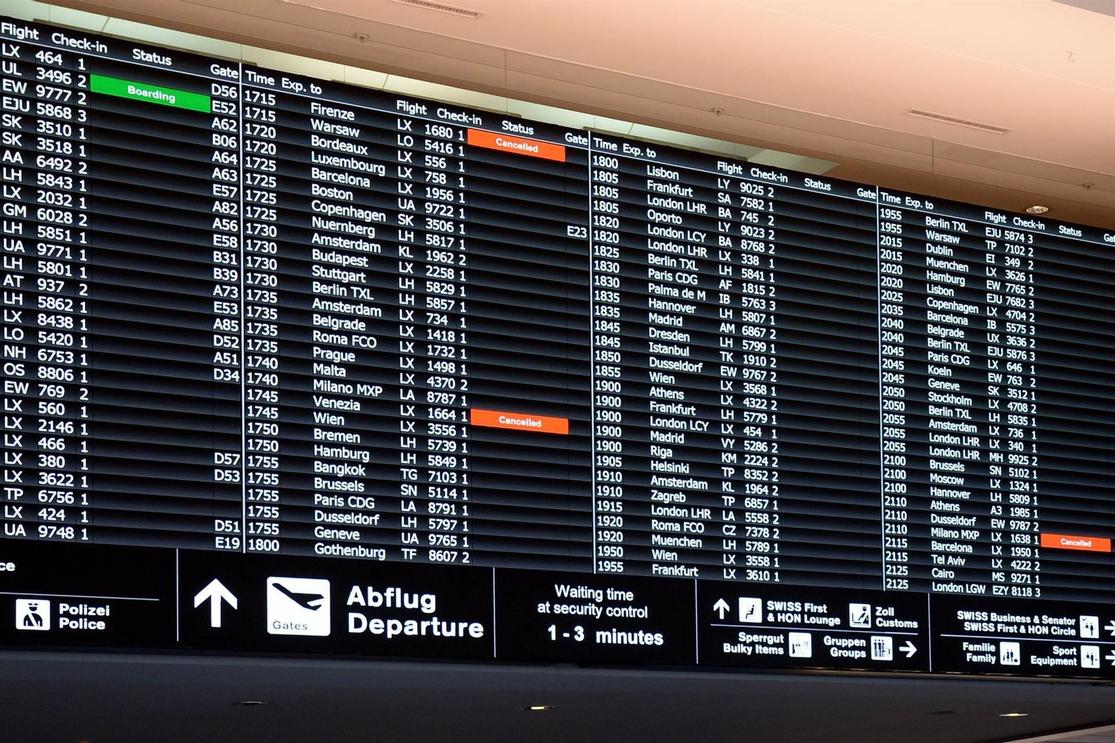 Panel de vuelos en el aeropuerto de Zúrich, en Suiza