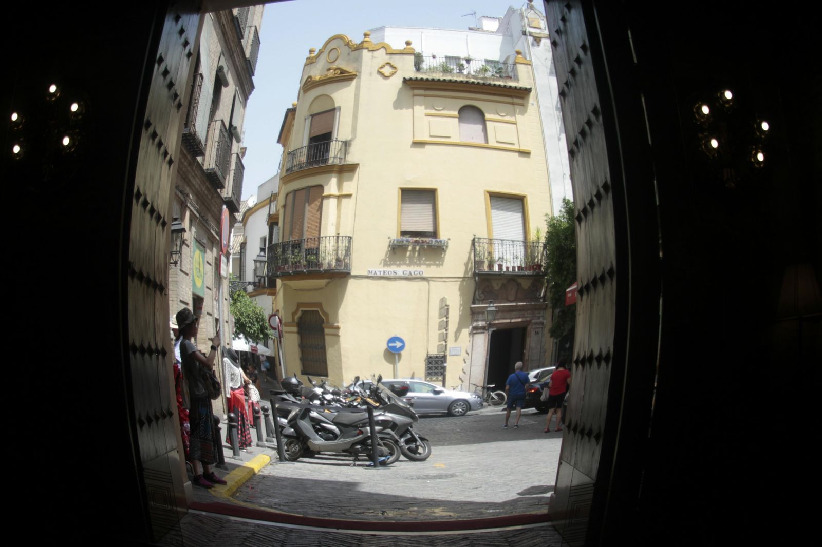 La calle Mateos Gago, vista desde la puerta del hotel Casa de 1800, edificio coetáneo del canónigo.