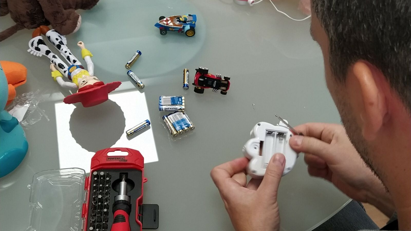 Juan Manuel Muñoz en plena acción de reparación