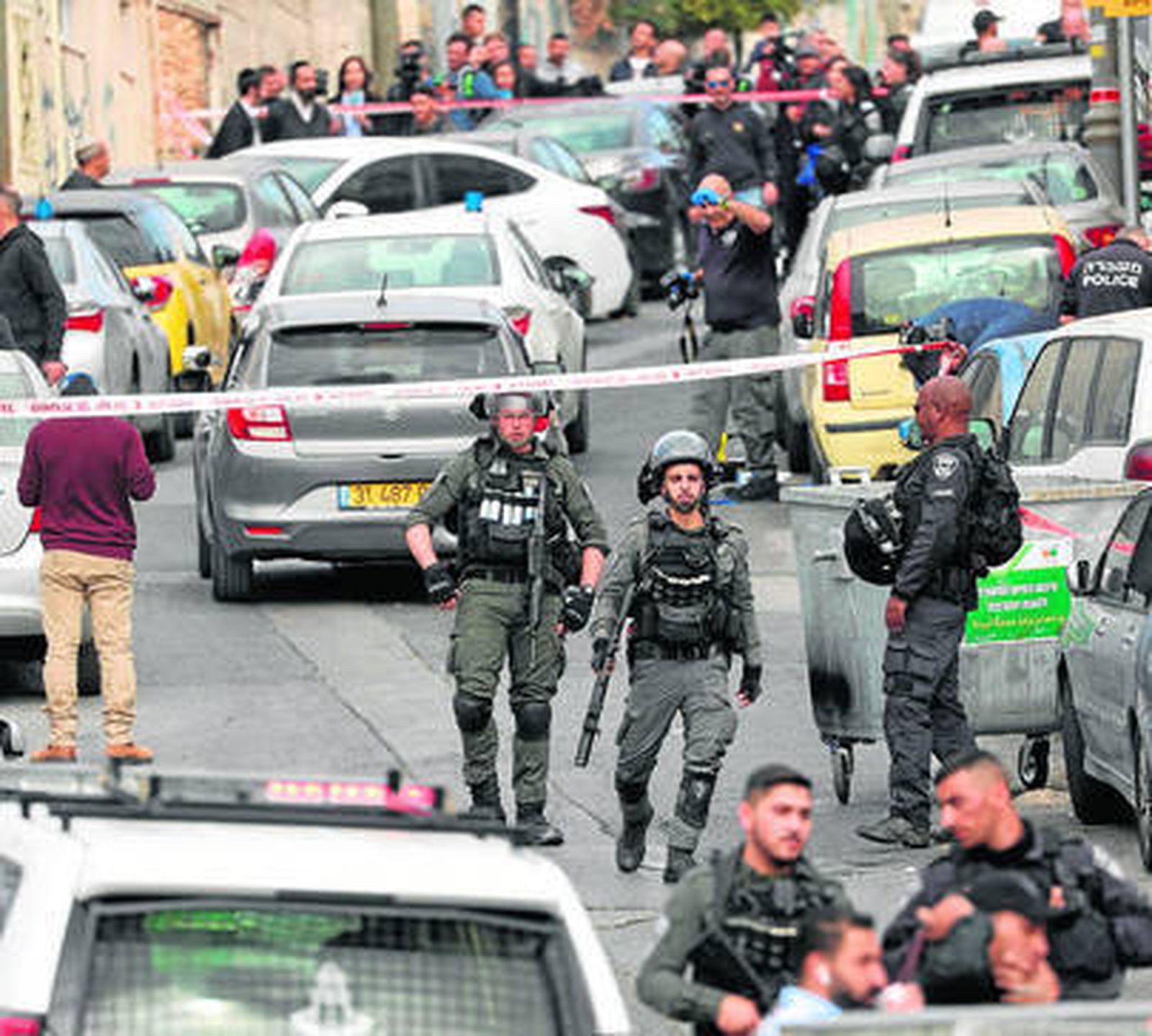 Las fuerzas israelíes se despliegan por la zona del segundo de los ataques.
