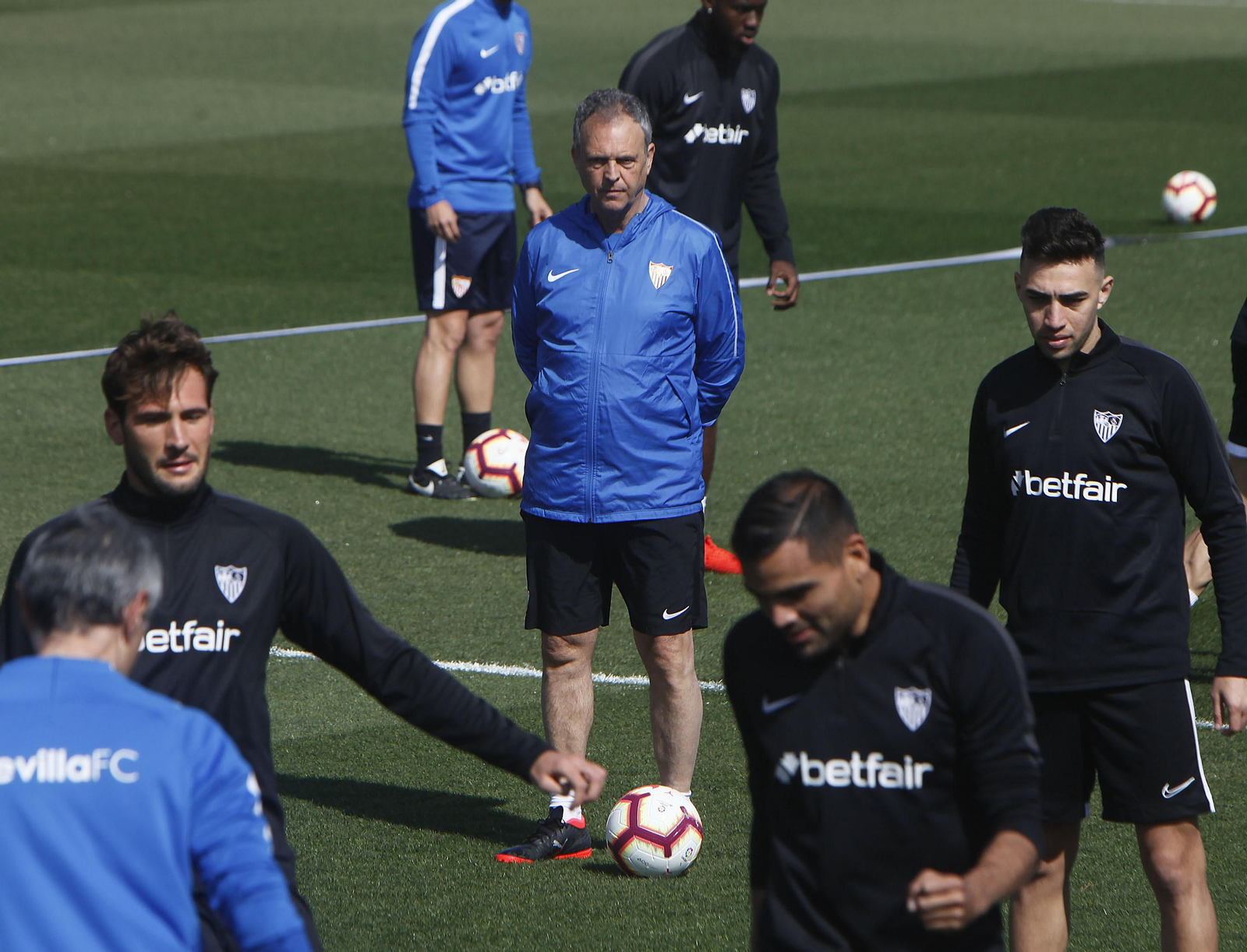 Joaquín Caparrós se estrena en partido oficial en el Sánchez-Pizjuán tras la destitución de Machín.