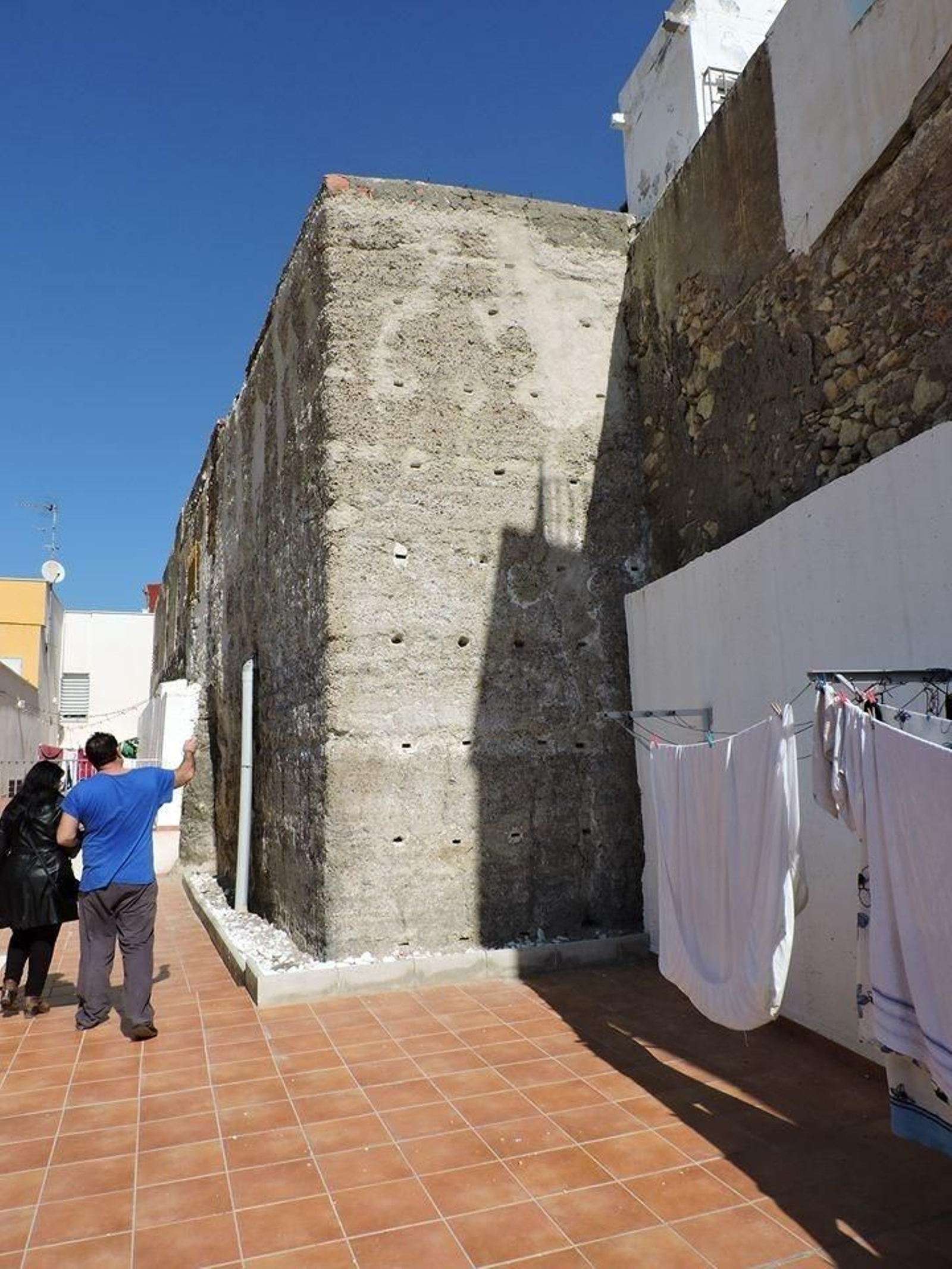 Dos personas observan la tubería instalada en el torreón.