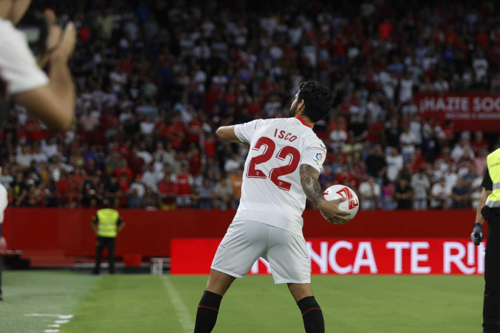 Isco lanza el balón a los aficionados.