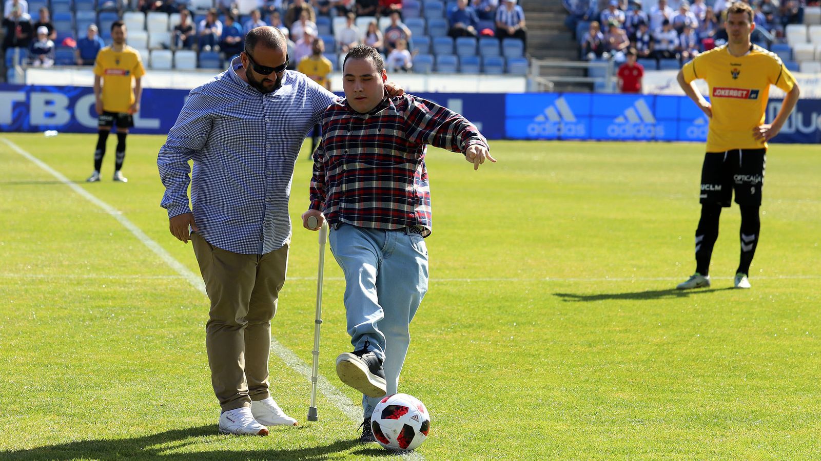 Saque de honor de Iván Carazo.
