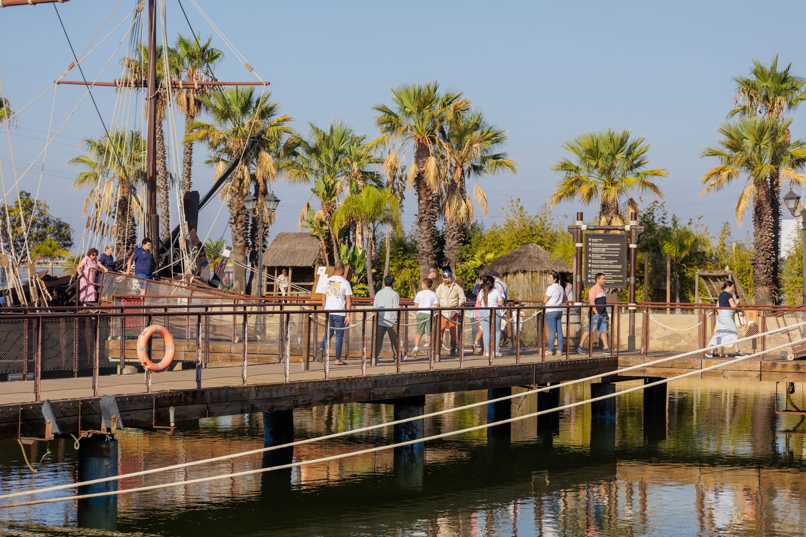 Las imágenes del Muelle de las Carabelas este 12 de octubre