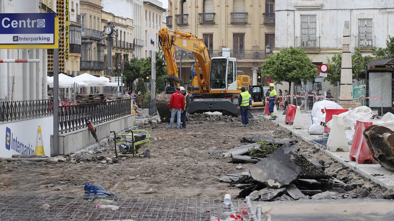 Retirada de adoquines en el tramo de Esteve pendiente de asfaltar.