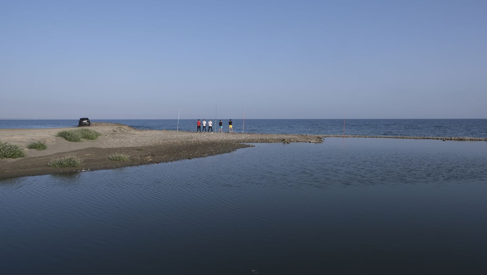 Concentración de los vecinos de Costacabana por los vertidos de agua al mar