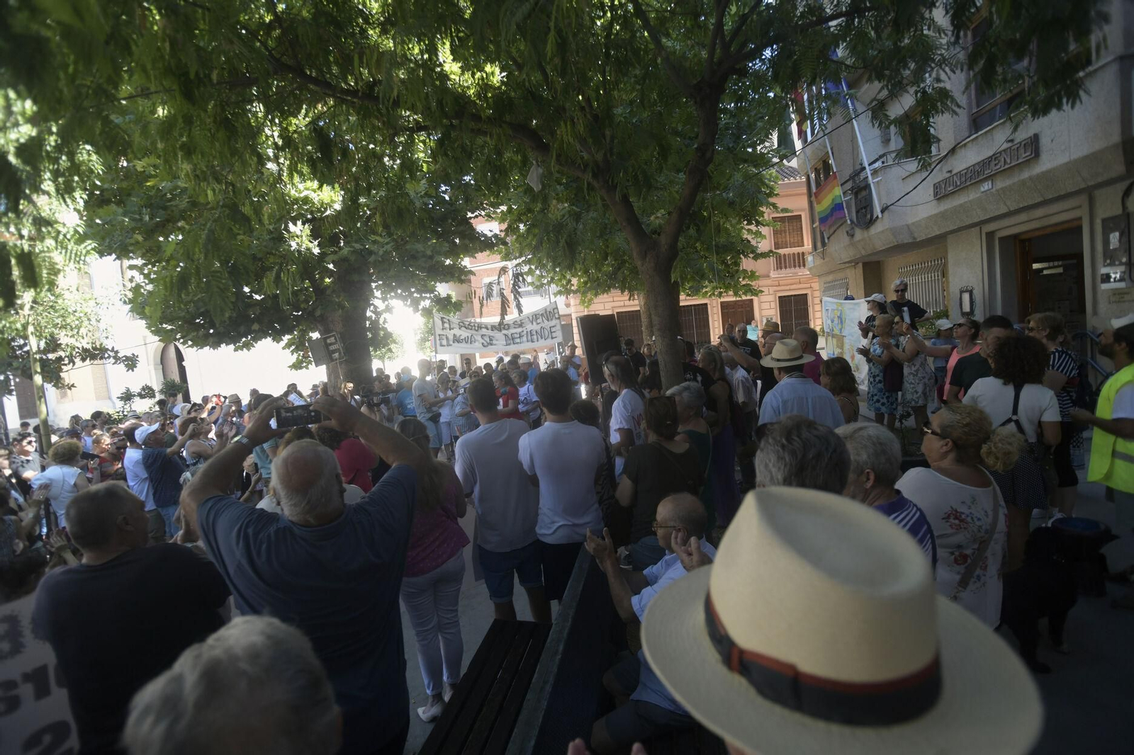 Así se han manifestado por las calles de Padul en contra de la embotelladora de Cijancos
